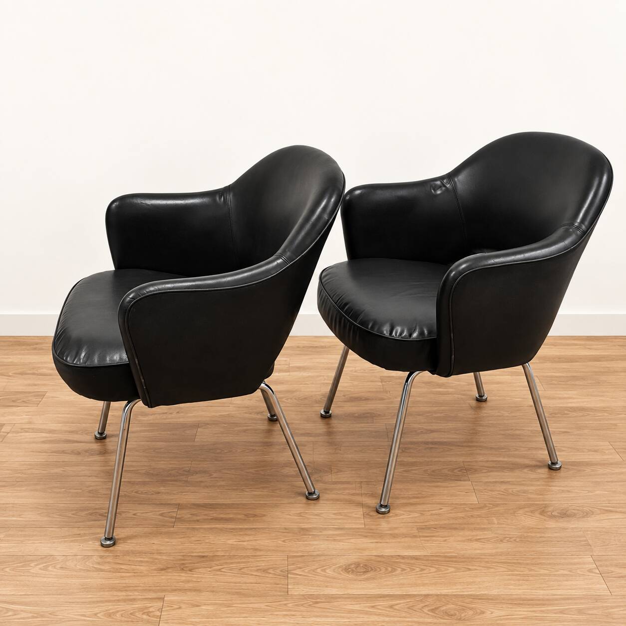 Conference chairs by Eero Saarinen for Knoll
