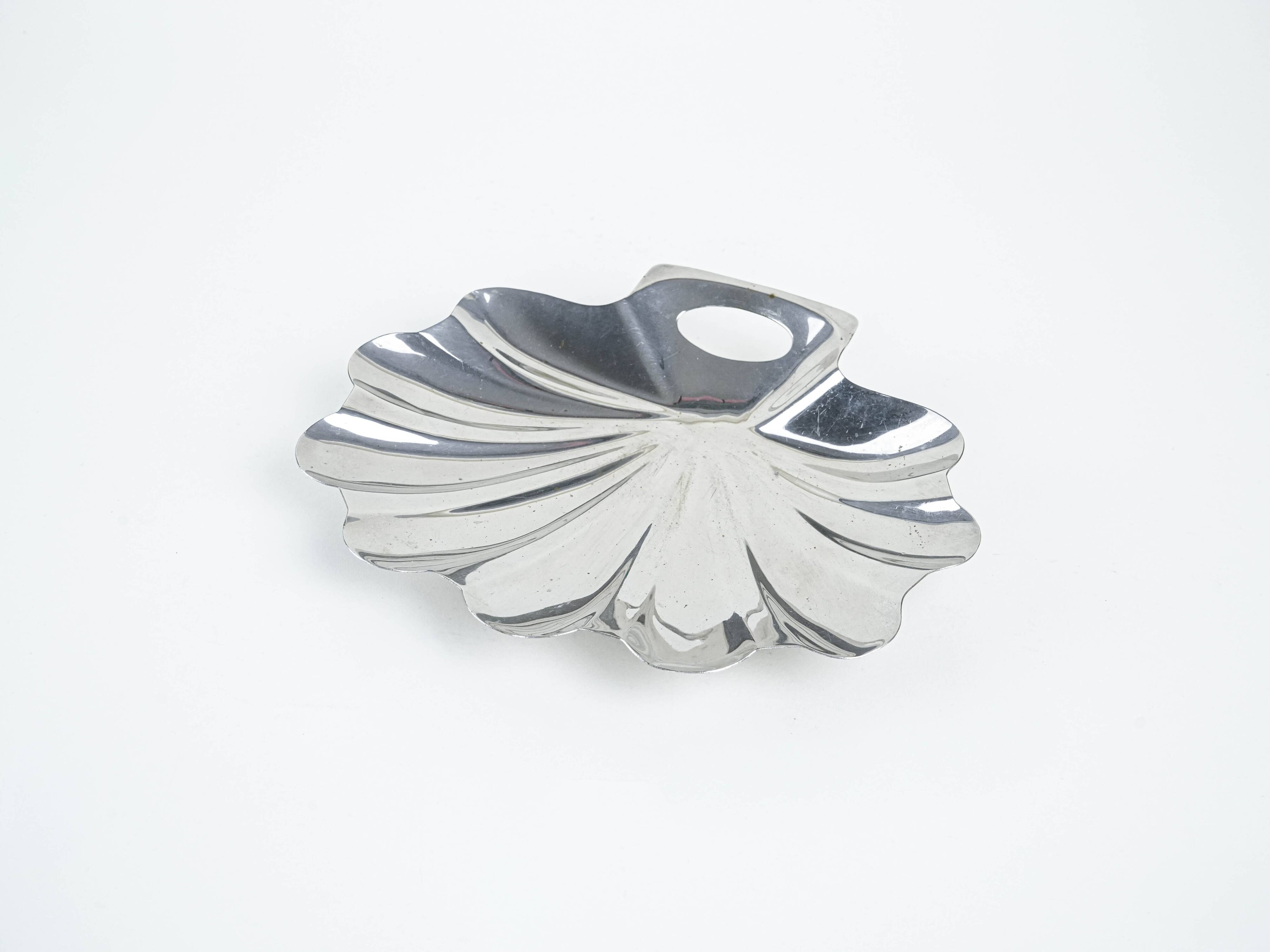 Plat de service en forme de coquillage, en acier inoxydable, design danois, années 1970, fabriqué au Danemark.