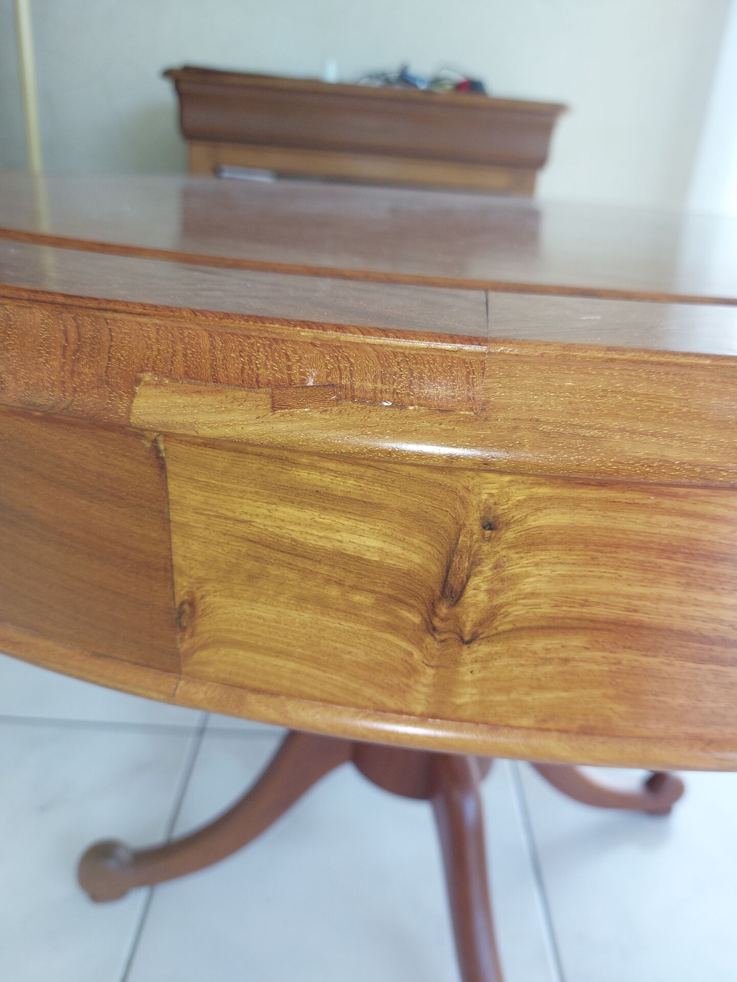 Round table in mahogany