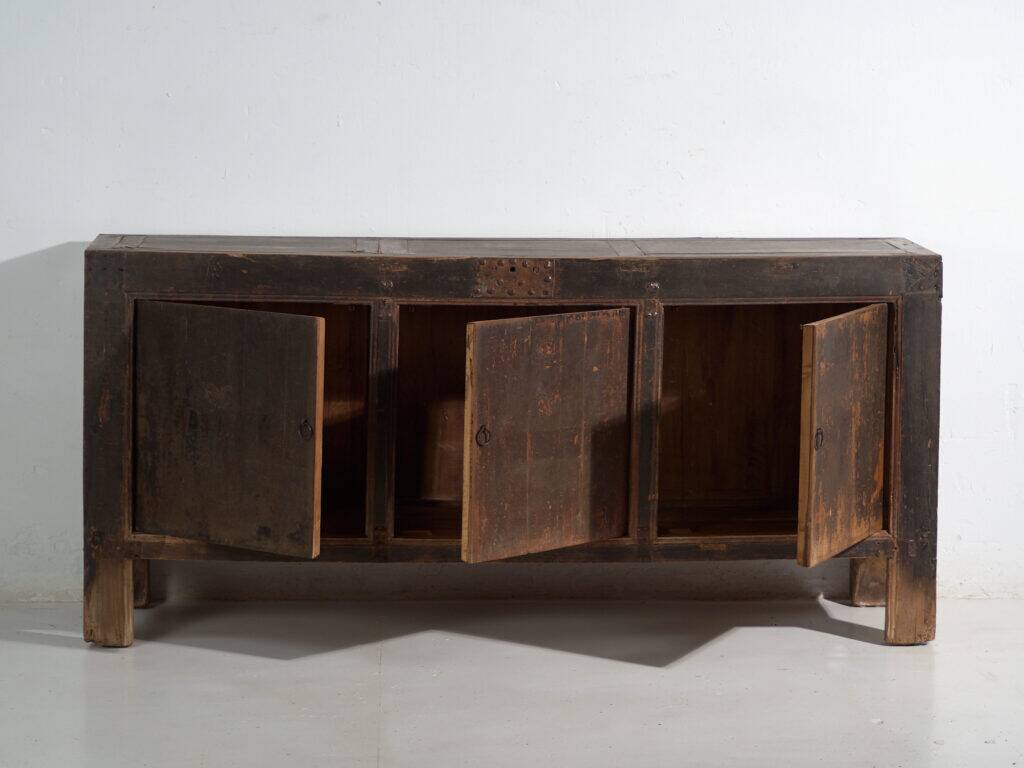 Buffet chinois ancien en bois massif avec patine d’origine – Chine, vers 1930