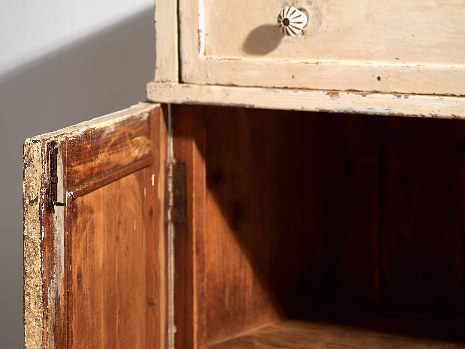 Ancienne commode blanche à deux portes (vers 1920)