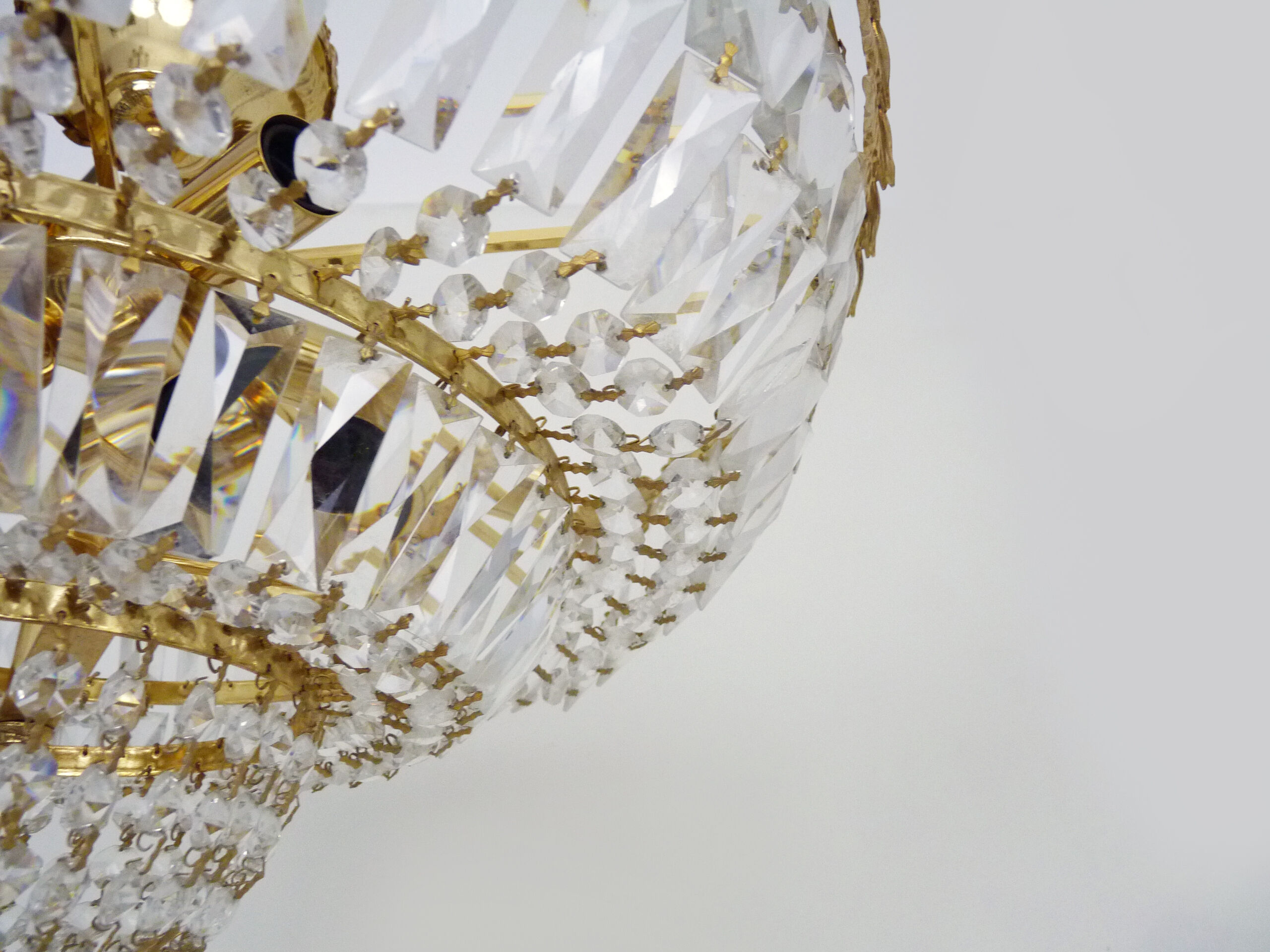 Large chandelier, brass crown ceiling lamp, 4 floors, 8 lights, glass grapevines. Year 80