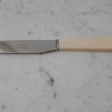 Ensemble de 12 couteaux en inox et bakélite "Yanid" années 60-70