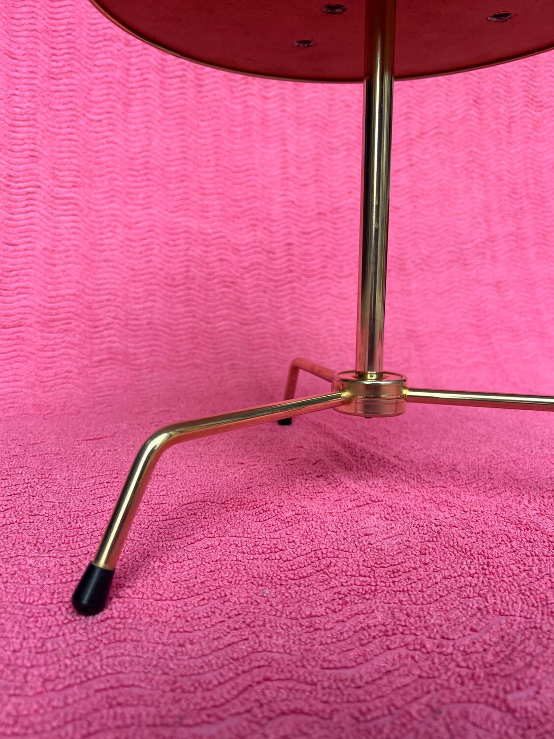 Gueridon/table d’appoint/table a cafe tripode metal dore et plateau ve