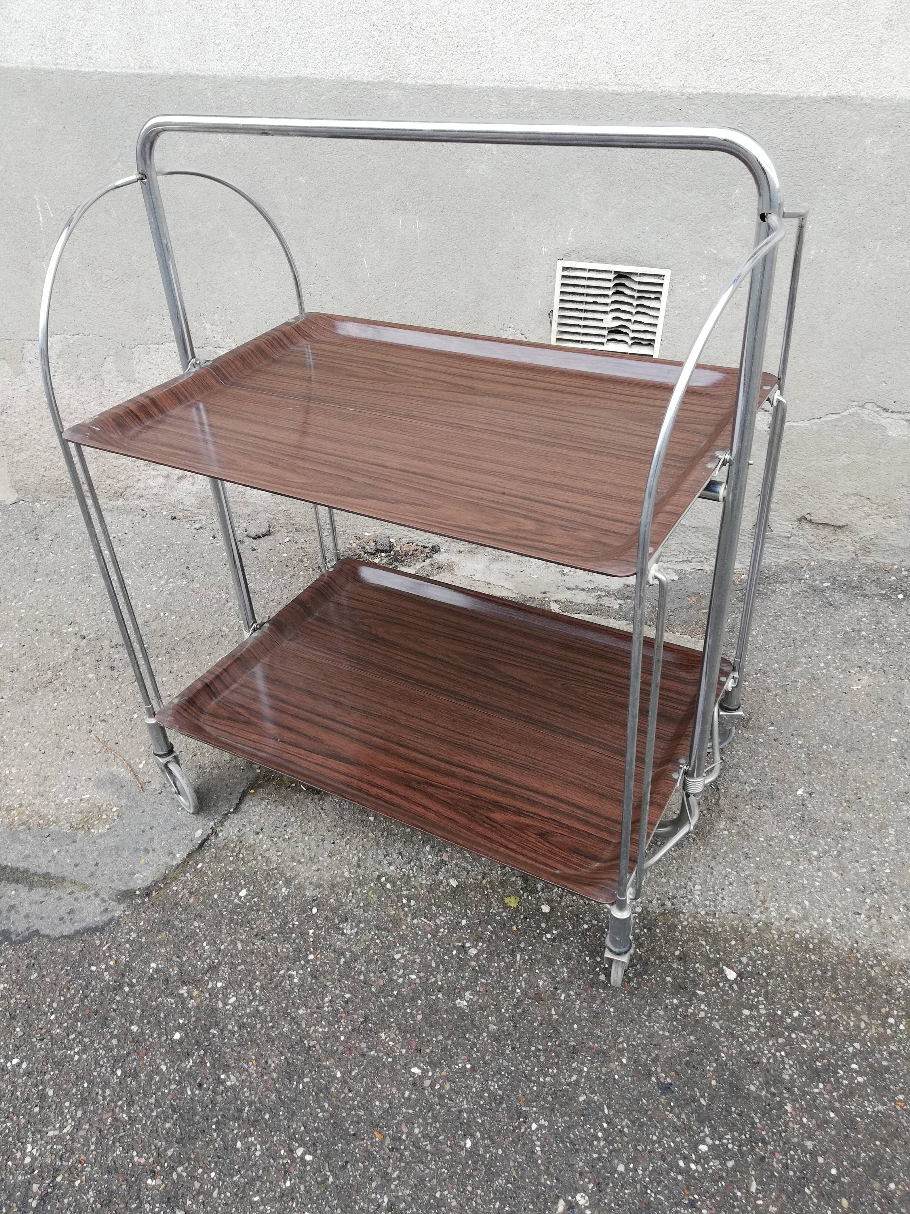 Folding serving table