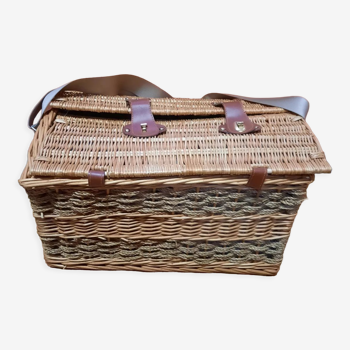 Wicker picnic basket