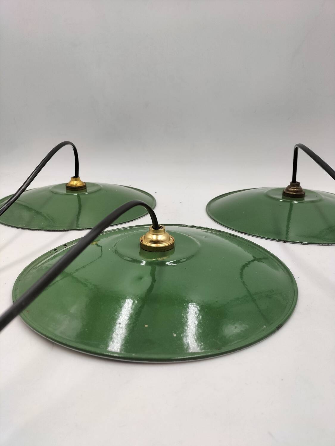 Suspensions in enamelled sheets