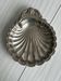 Grand plat en métal argenté, forme coquillage