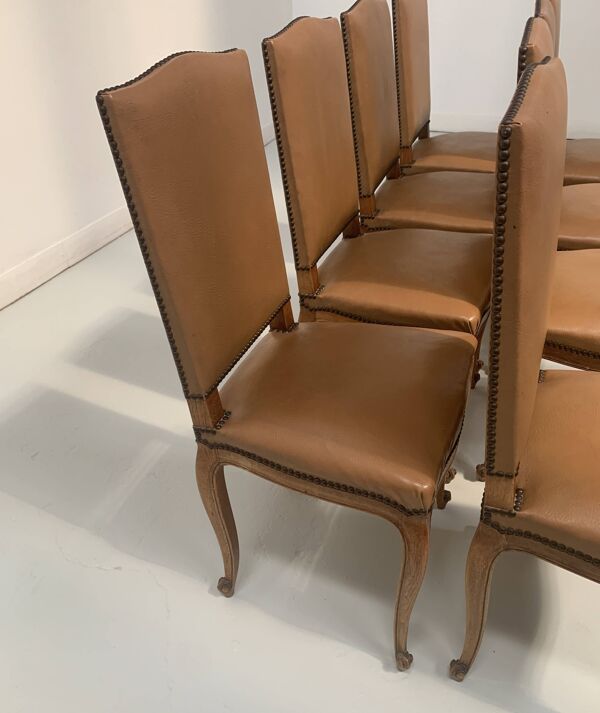 Suite de huit chaises de style Régence en chene massif XX siècle