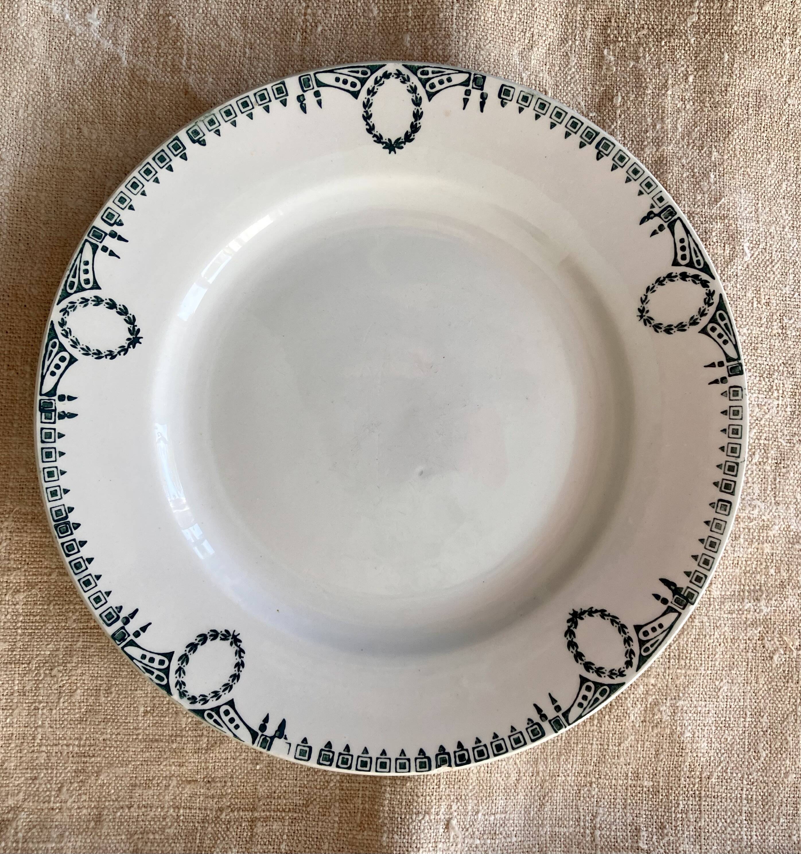 7 flat plates St Amand ironstone model 418