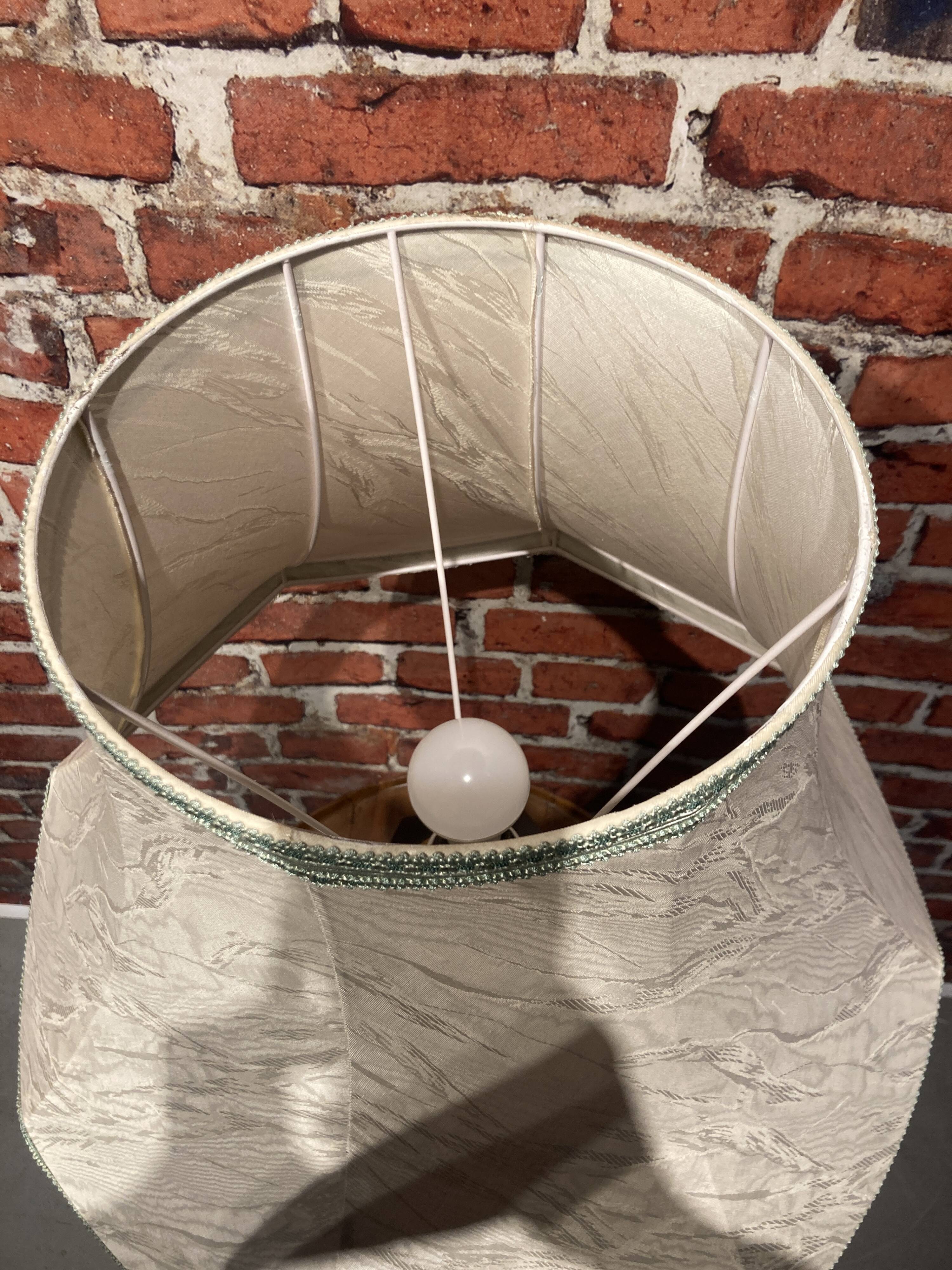 Chic table lamp with lampshade