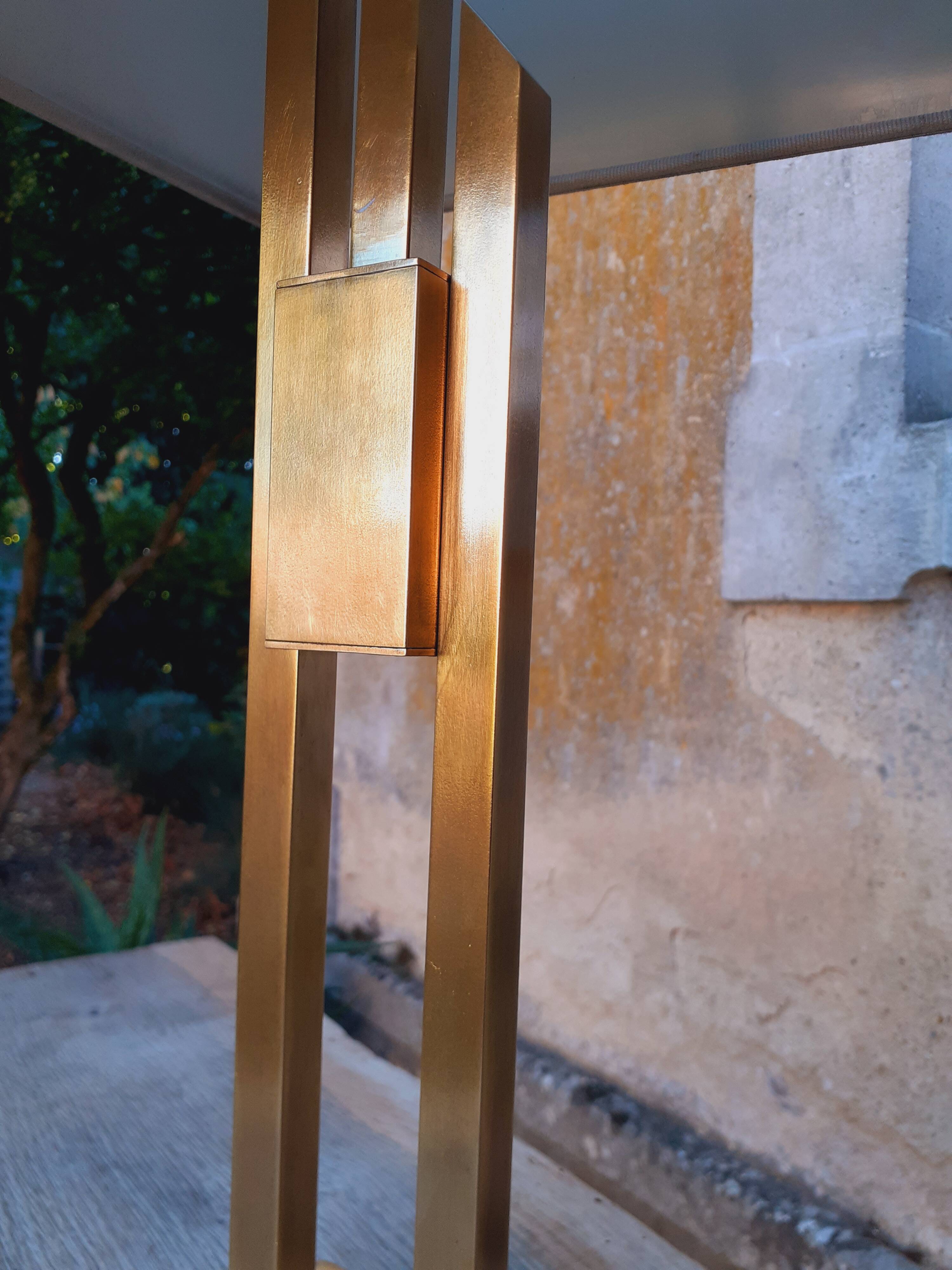 Lampe à poser dite " Gratte-ciel" en laiton année 70