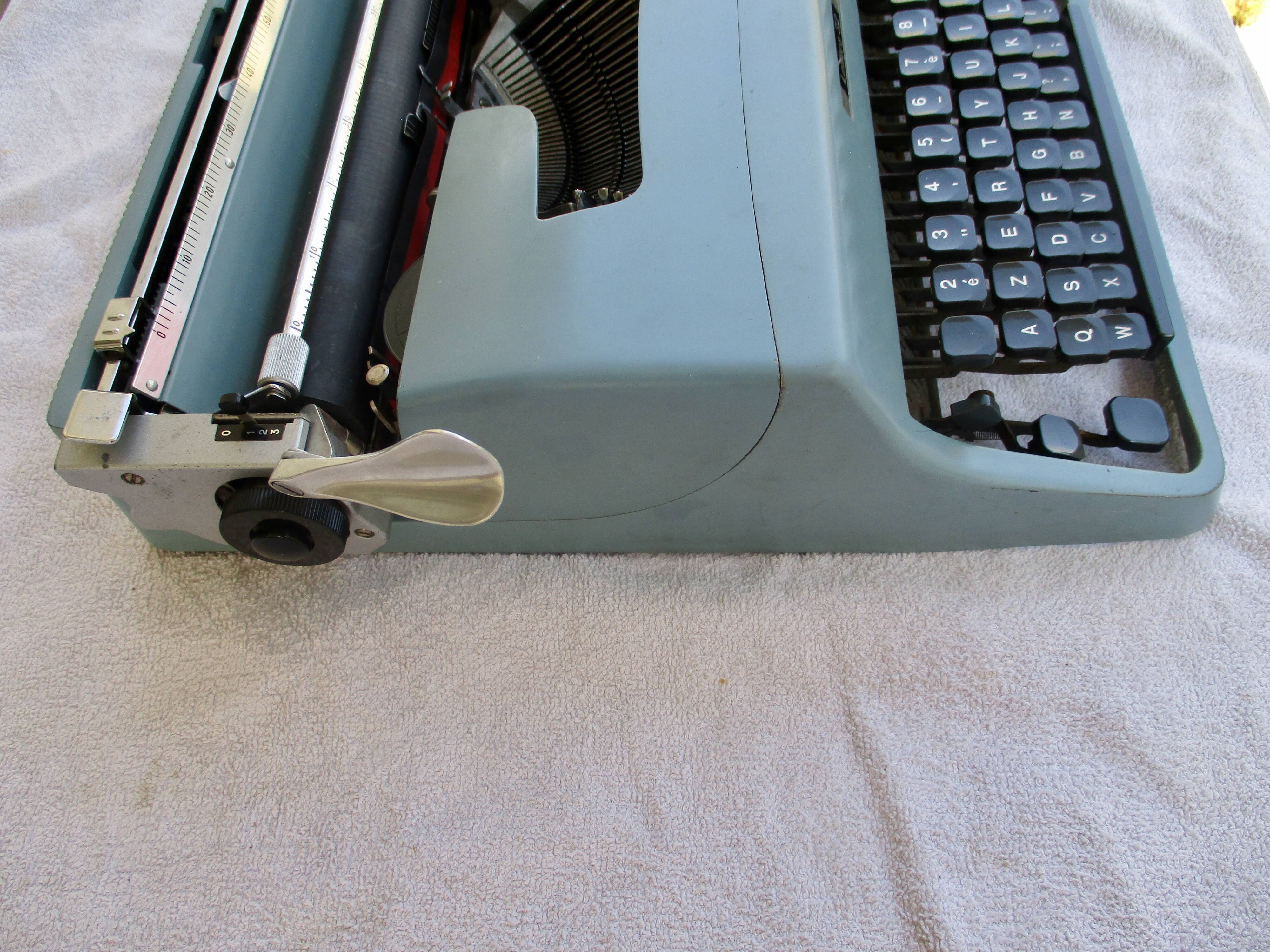 Typewriter, olivetti lettera 32