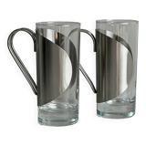 2 verres avec des poignées en métal, inox.