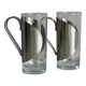 2 verres avec des poignées en métal, inox.