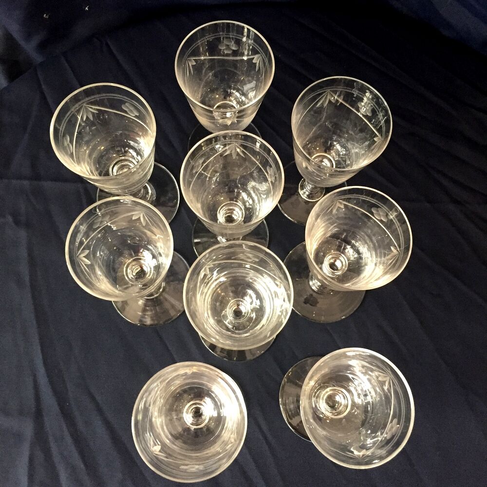 SUITE OF 8 GLASSES OF COOKED WINE OR LIQUEUR IN GRAVE CRYSTAL FROM THE YEARS 1930 1940