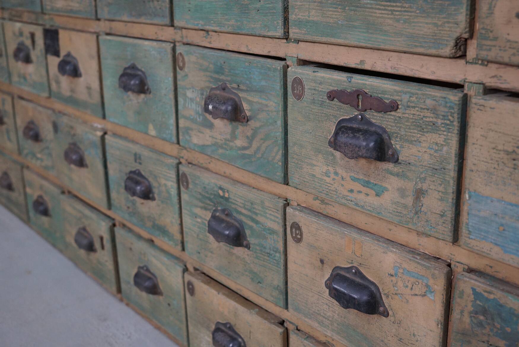 Meuble de quincaillerie industriel en pin peint, France années 1950