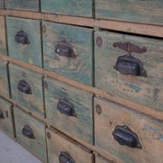 Meuble de quincaillerie industriel en pin peint, France années 1950