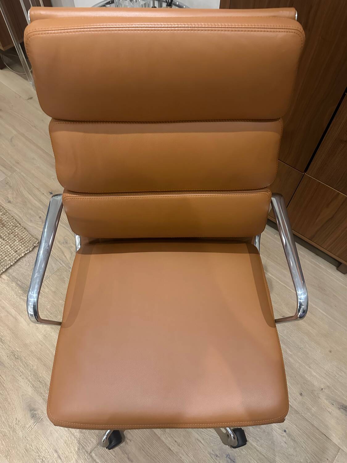 Eames EA 219 chair, Vitra edition, near mint condition