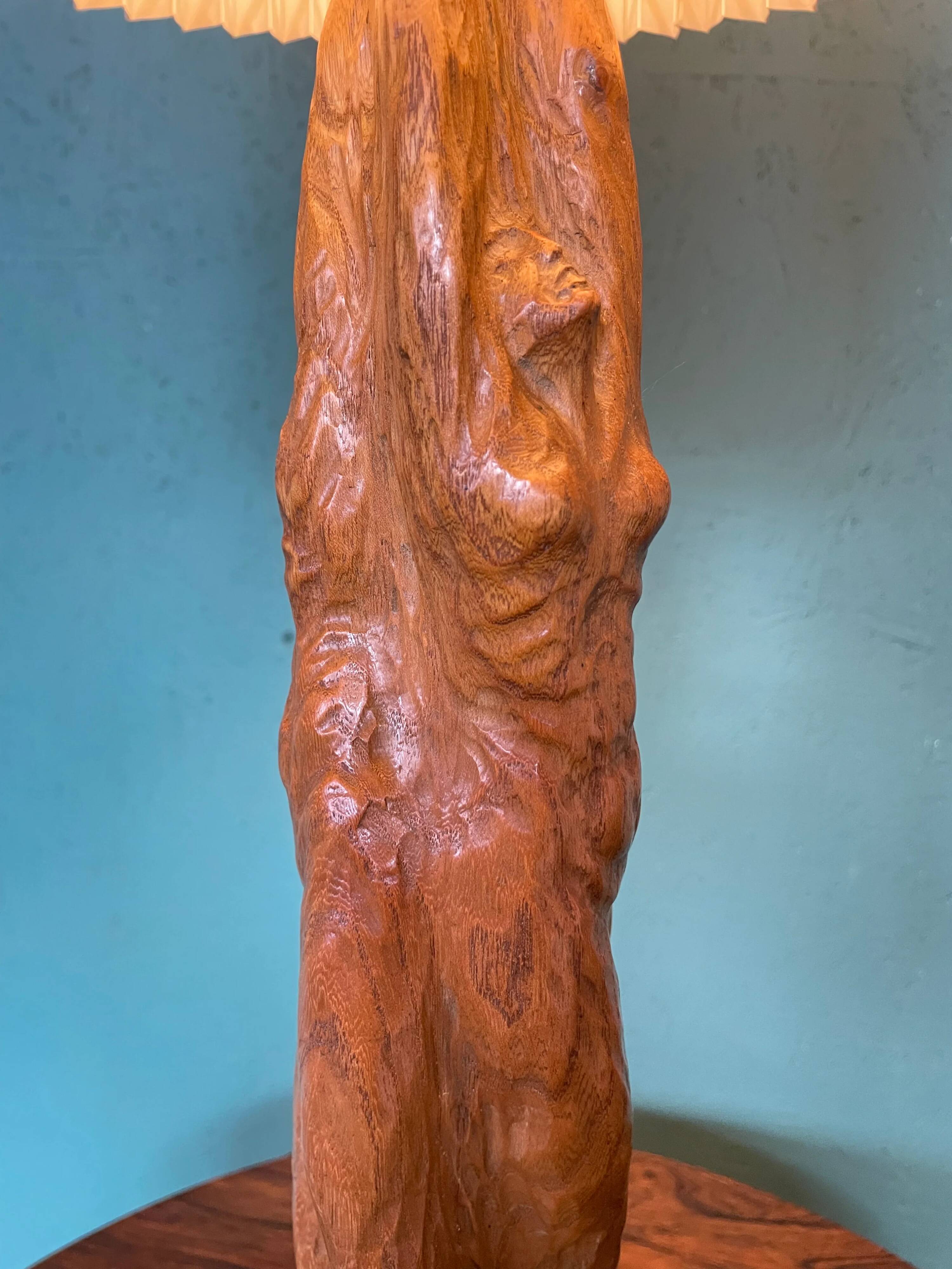 Pied de lampe de table en chêne sculpté frappante et grande (75 cm) attribuée à un sculpteur scandinave.
