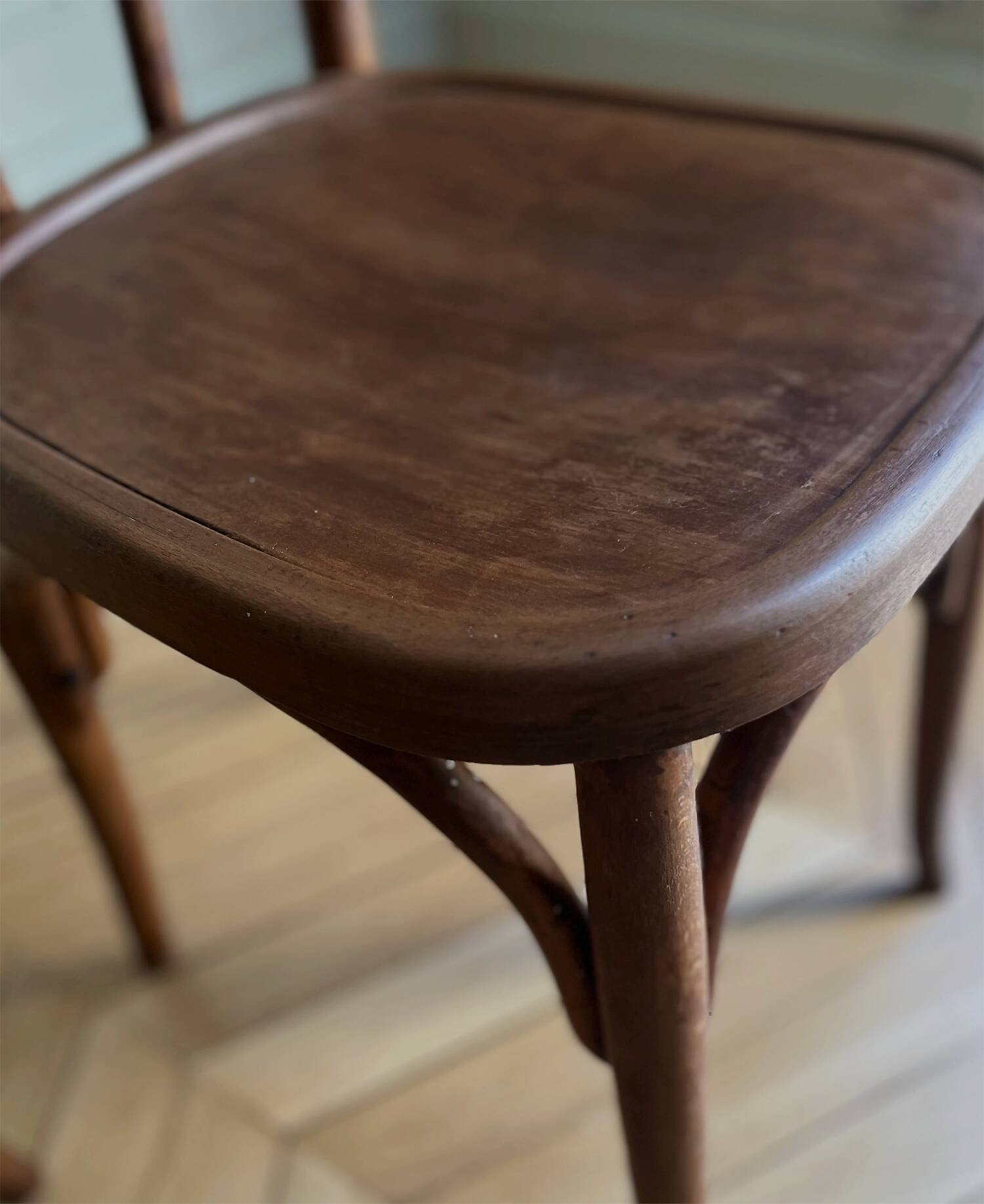 Chaises de style bistrot parisien