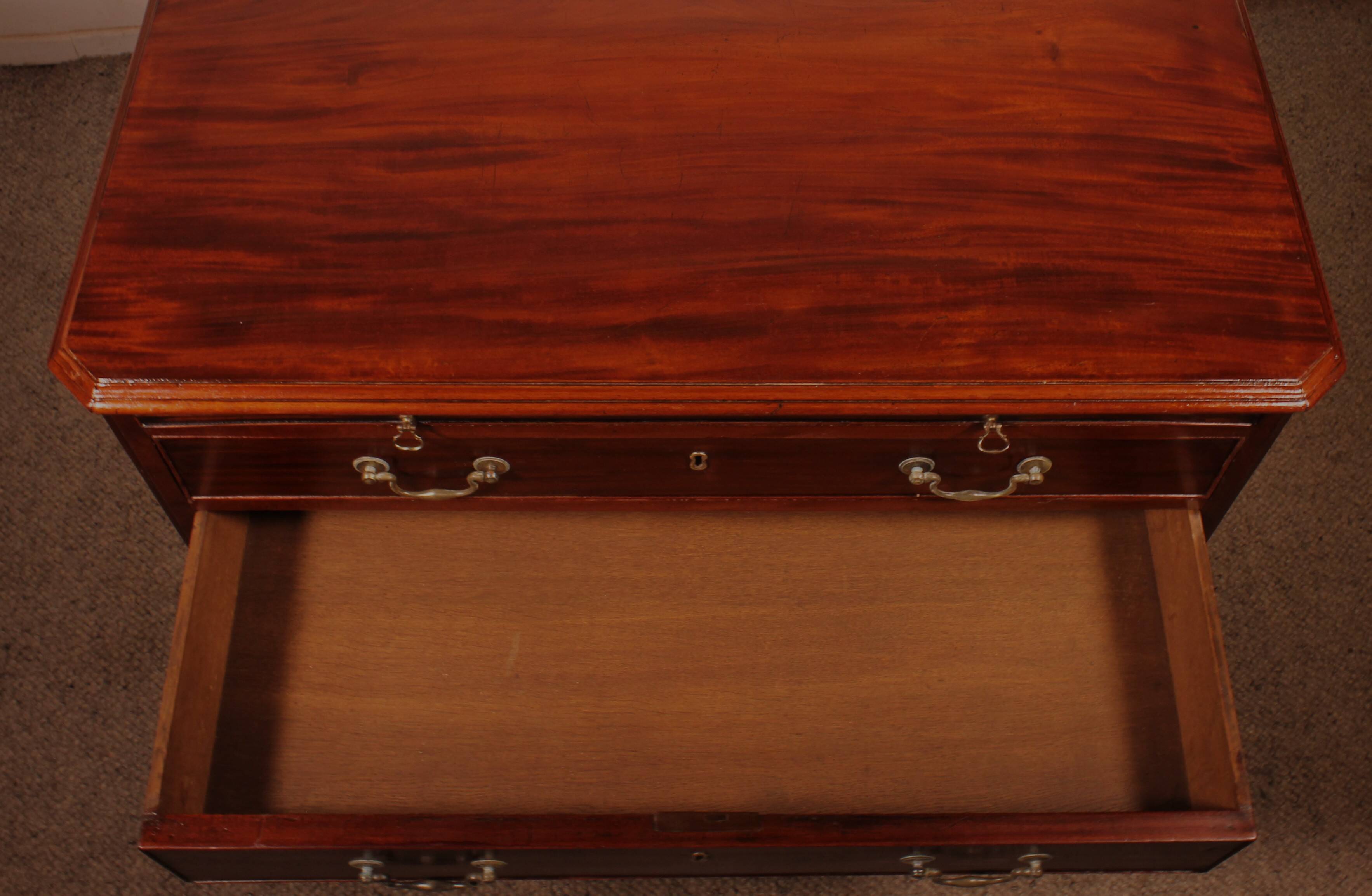 Commode d'époque George III En Acajou avec tirette - 18° Siècle
