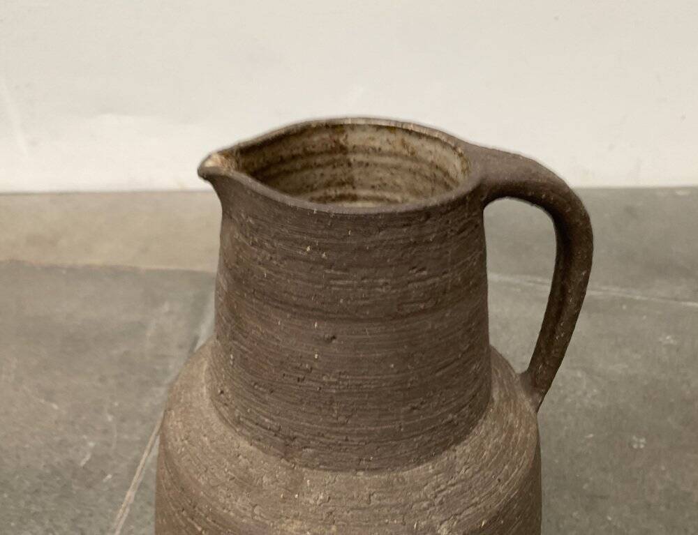 Brutalist German vase on a mid-century stand by Krösselbach Keramik, 1960s.