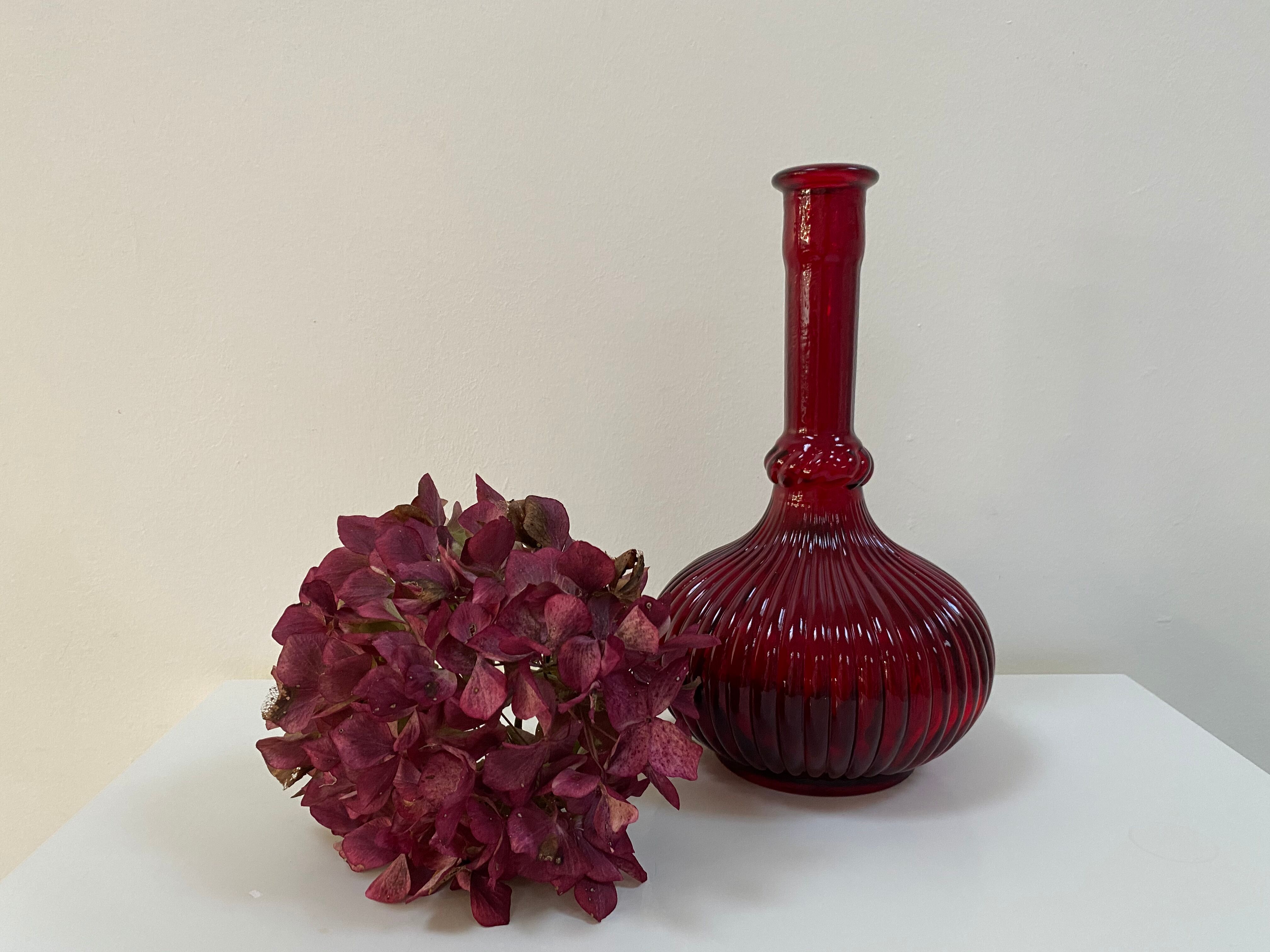 Carafe / Deep red Empoli vase
