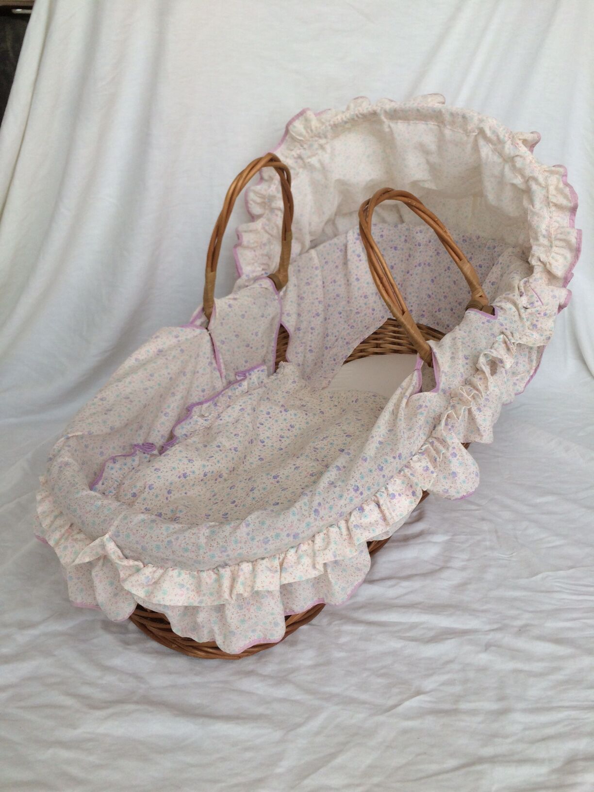 Basket wicker, his mattress and bed linens