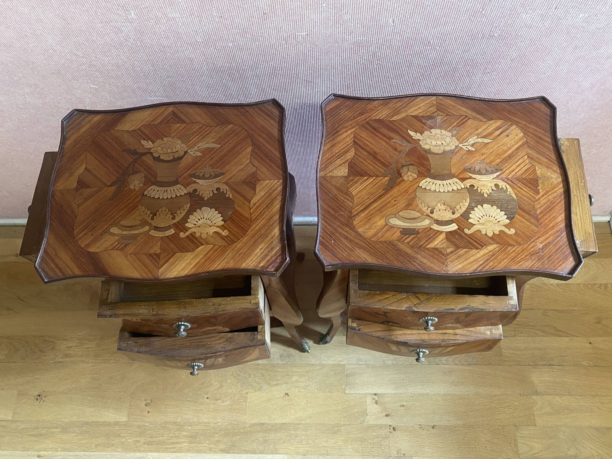 Pair of bedside tables in rosewood veneer on all sides. Louis XV style