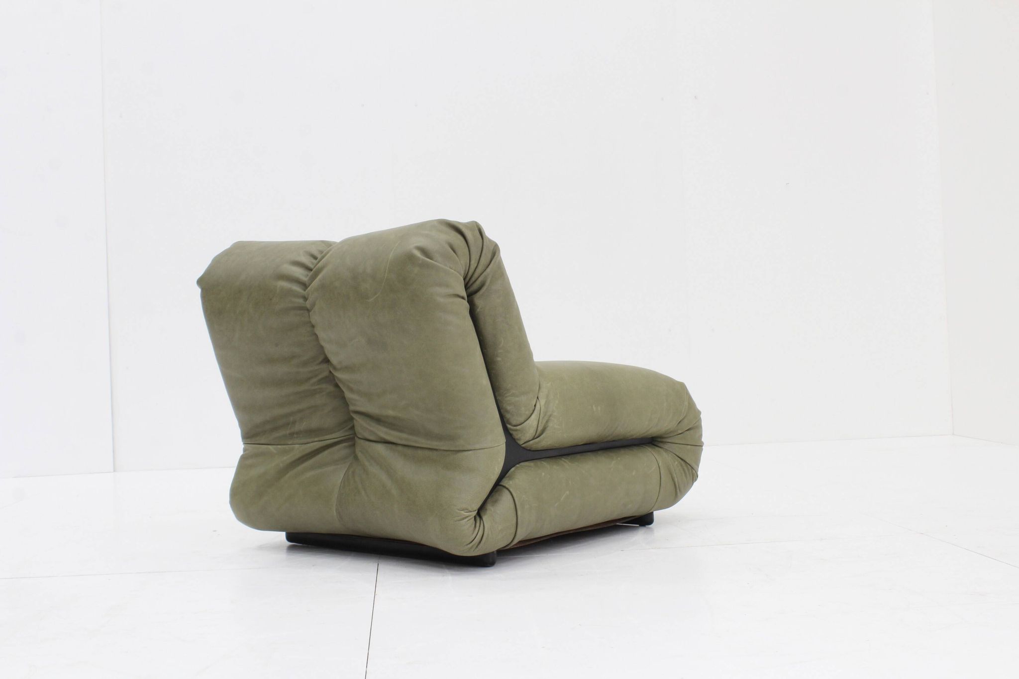Pagru leather lounge chairs Claudio Vagnoni 1P Italy 1971