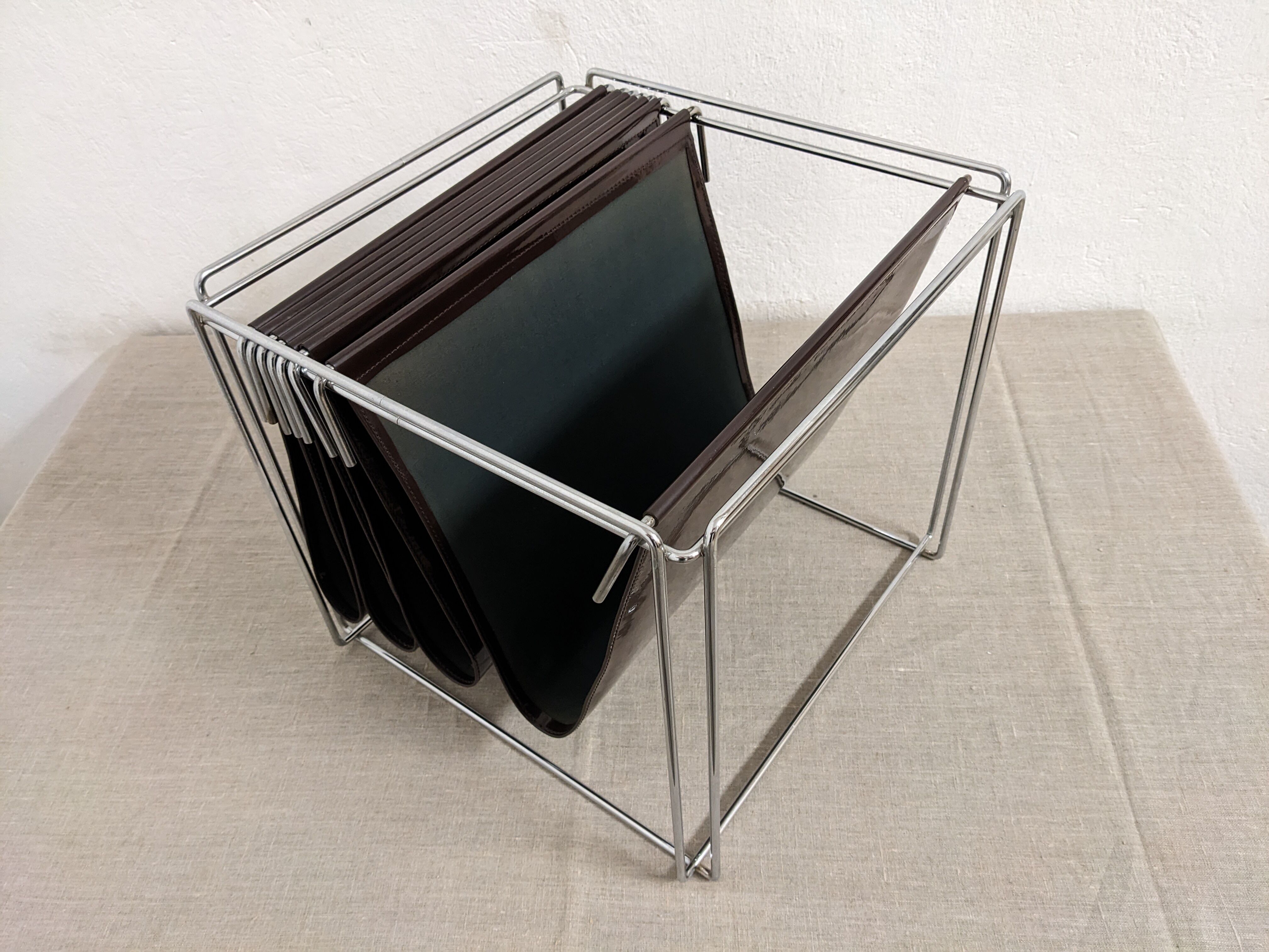 Magazine holder design Gérard Rignault published by Group S.A.