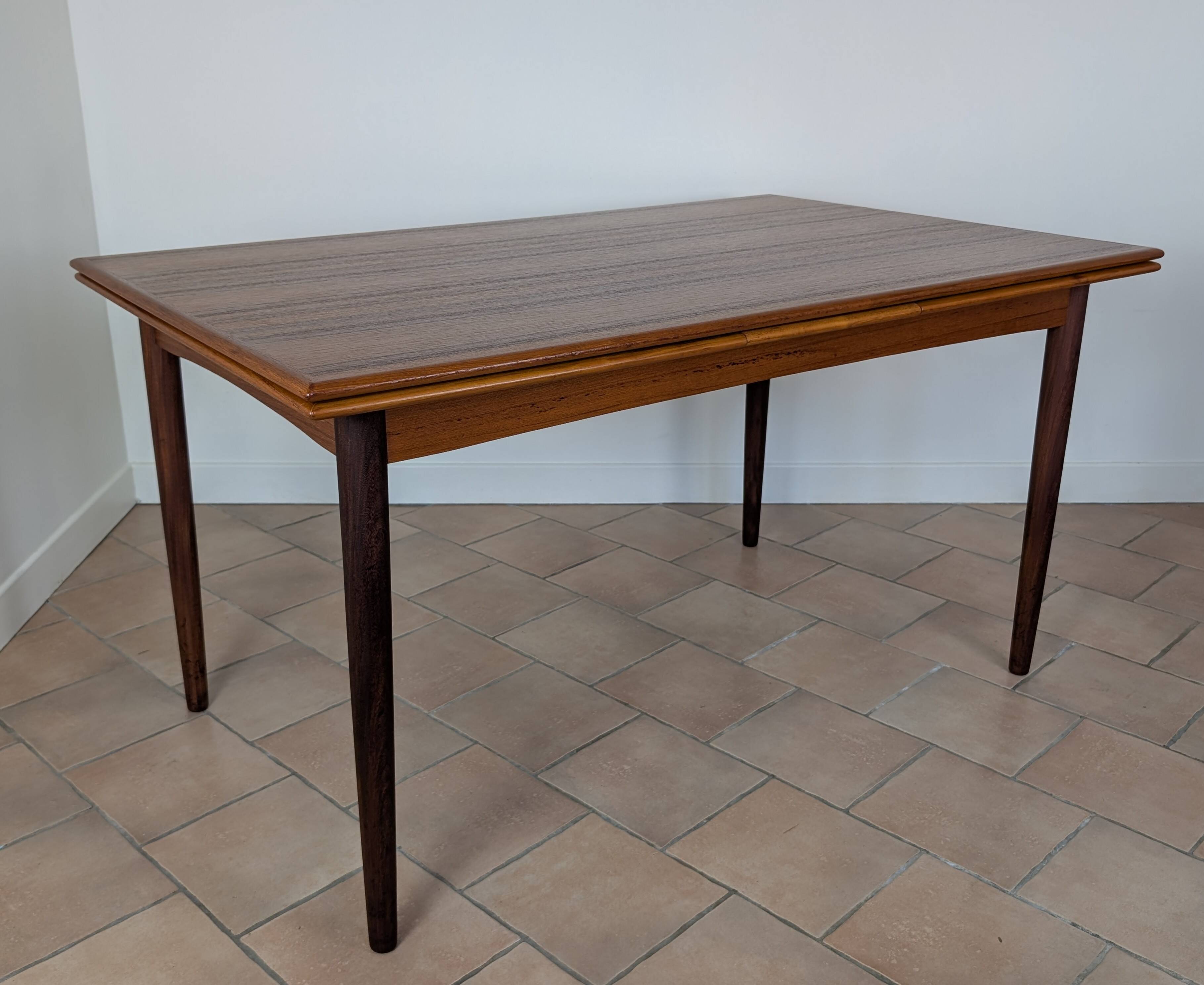 Scandinavian extendable table