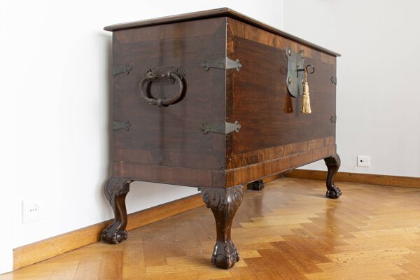 Coffre antique (style Chippendale)