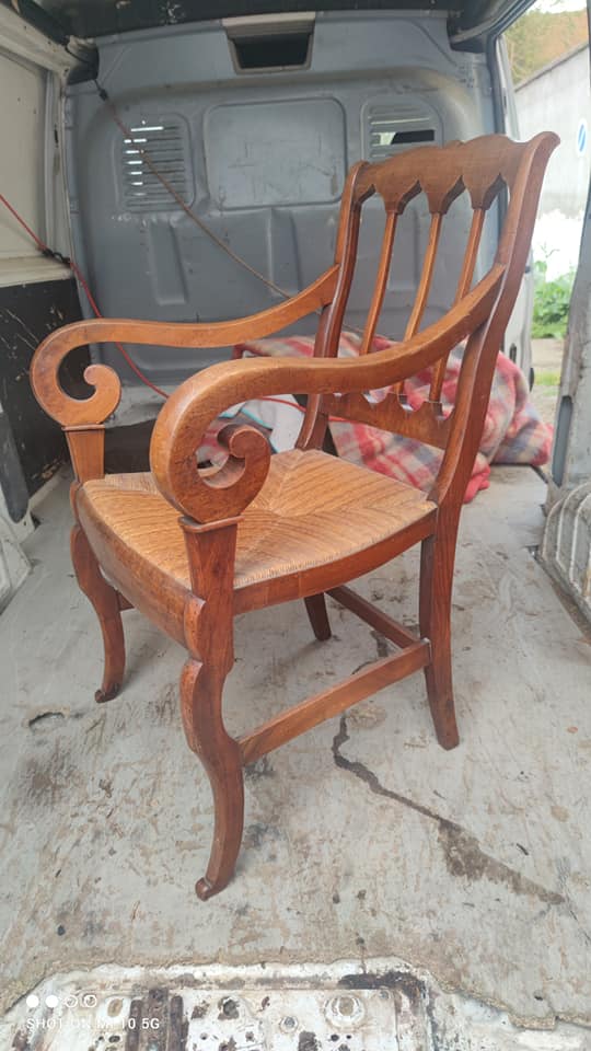Armchair with gilded rye straw seat in solid walnut, Restoration period, circa 1820