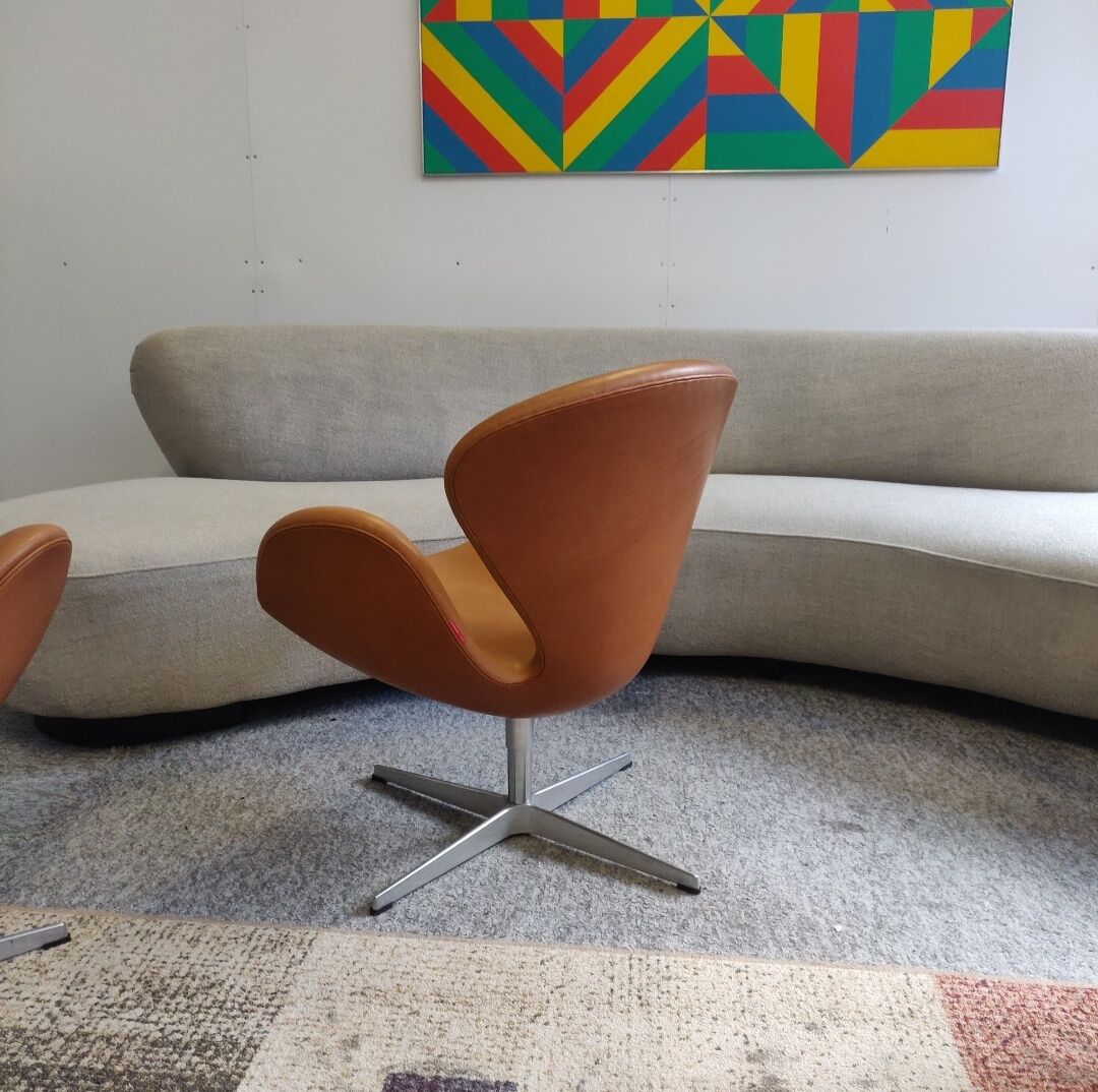 Pair Arne Jacobsen Swan chairs by Fritz Hansen