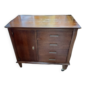 Commode vintage sur roulettes