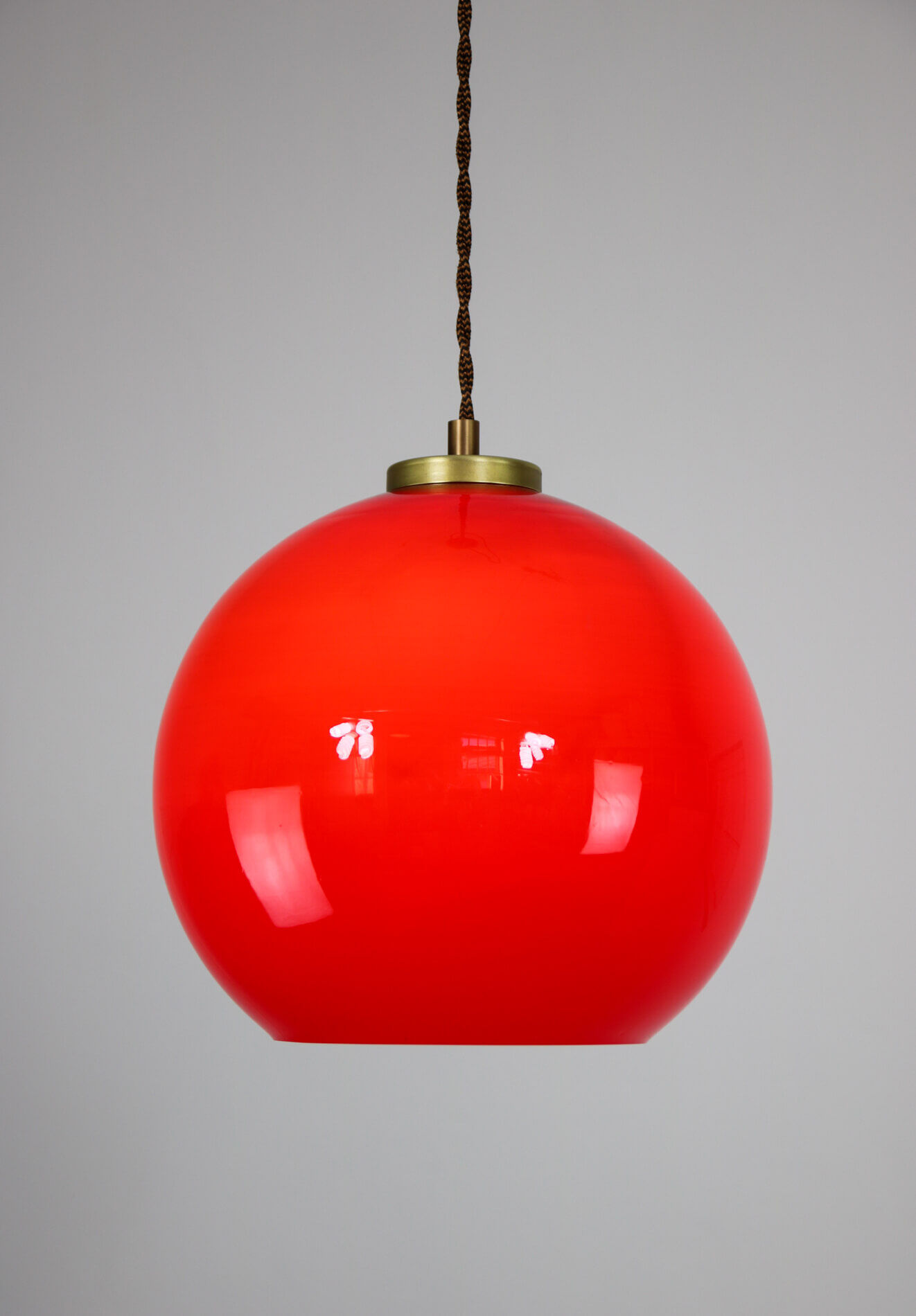 Suspension en verre rouge du milieu du siècle