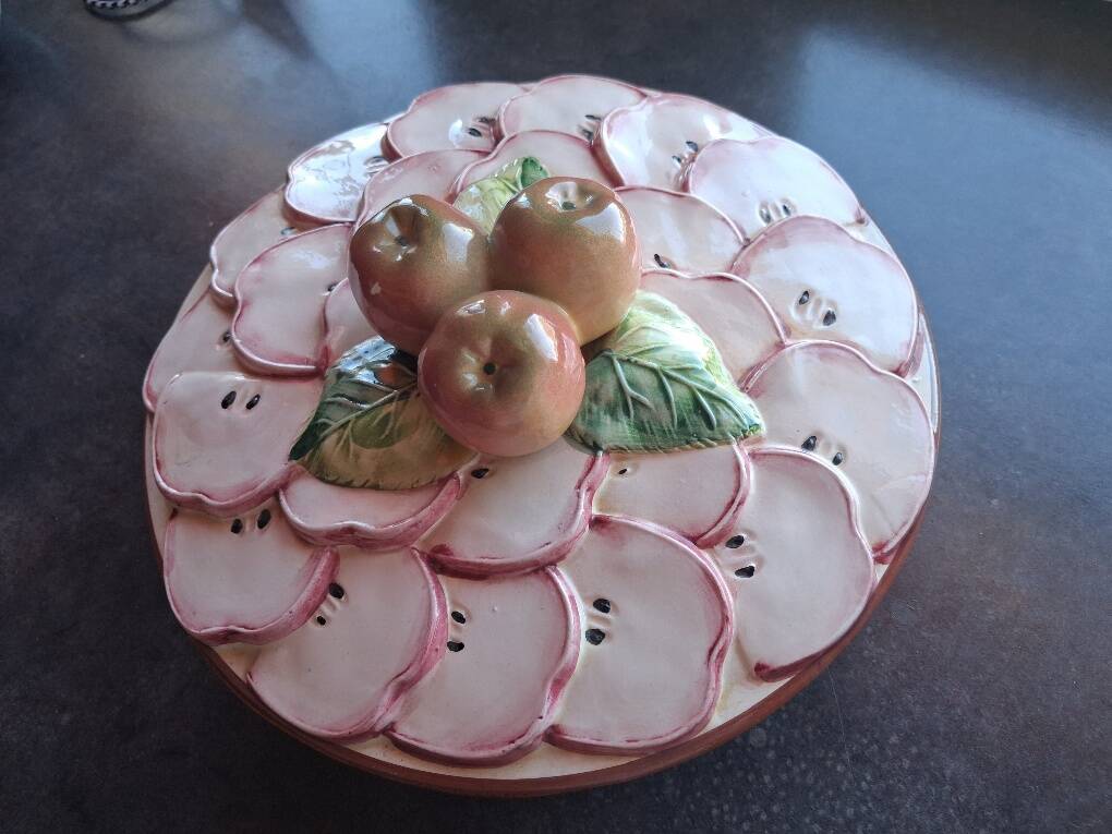 Pie dish / Tatin with a trompe-l'œil lid in slipware – Apple decoration