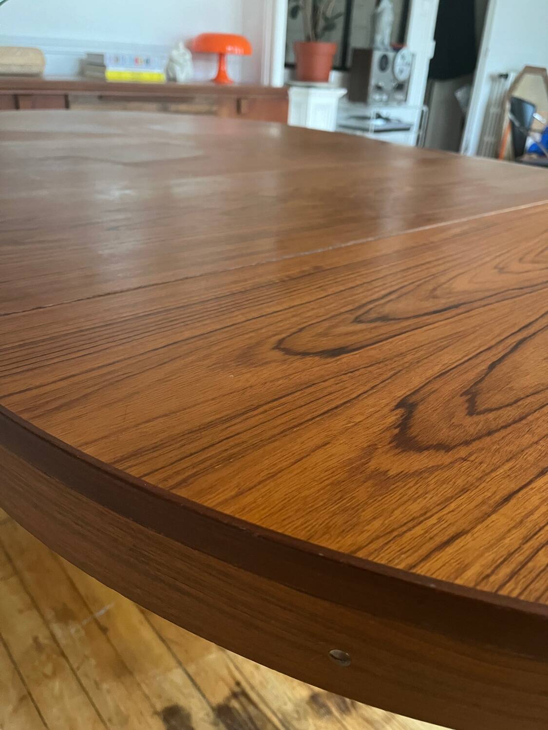Round extendable rosewood table from the 70s