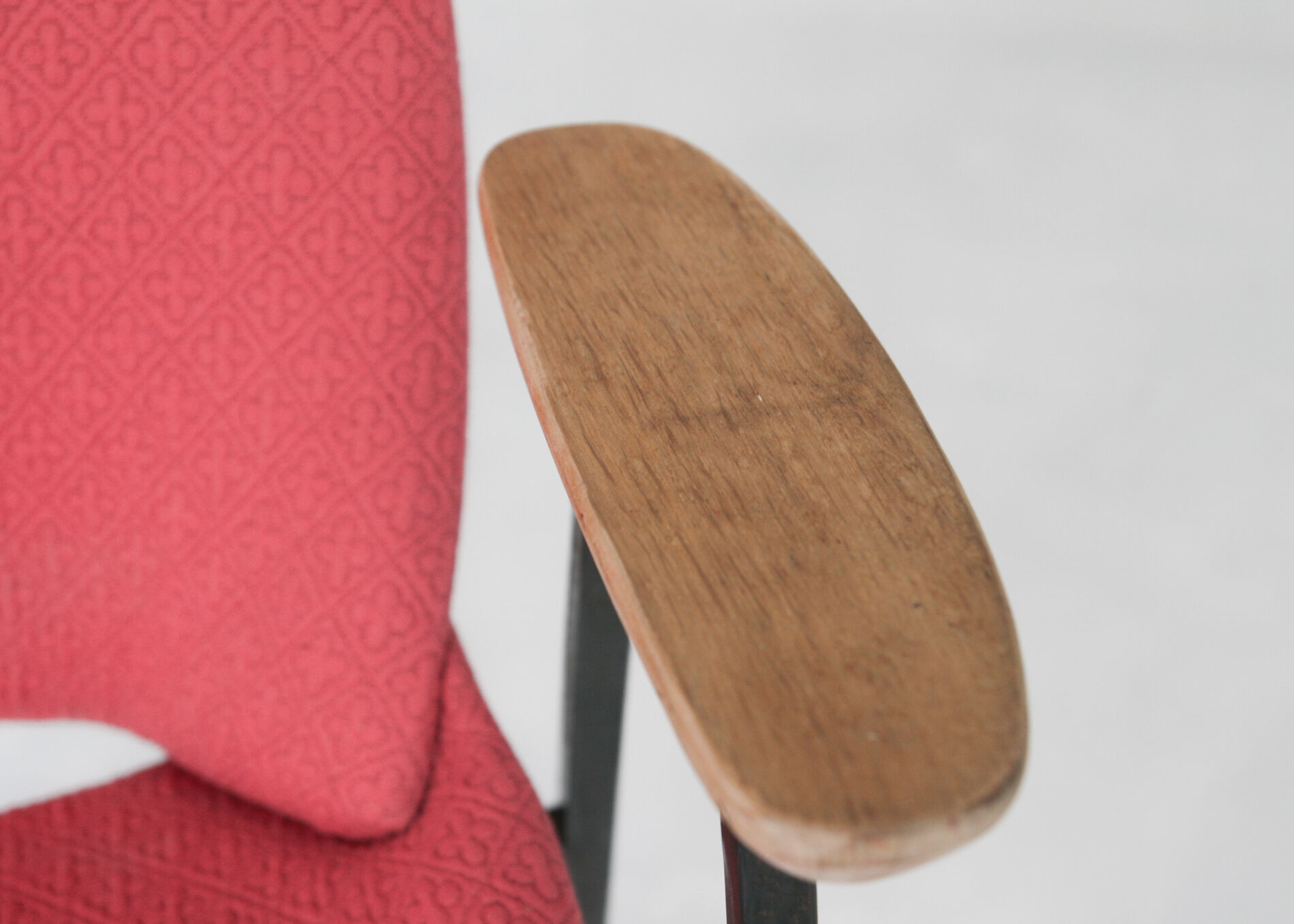 Salmon Shell Lupina Chair by Niko Kralj