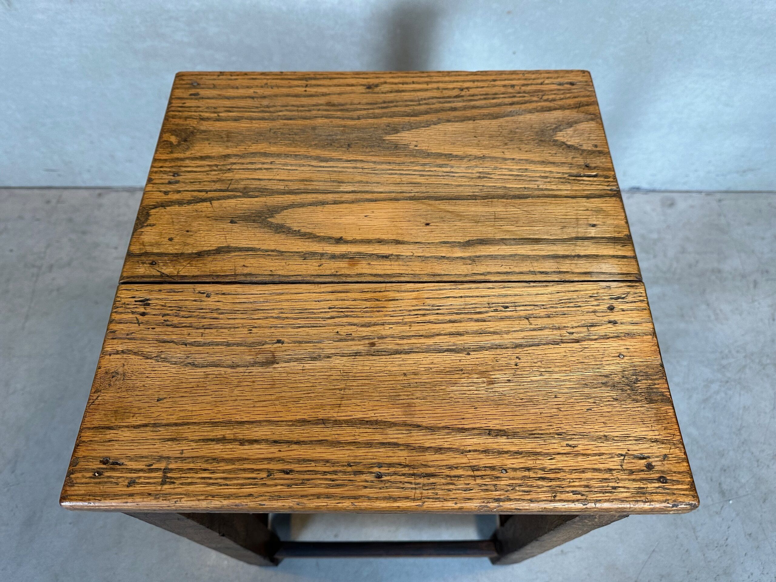 Brutalist side or plant table – oak