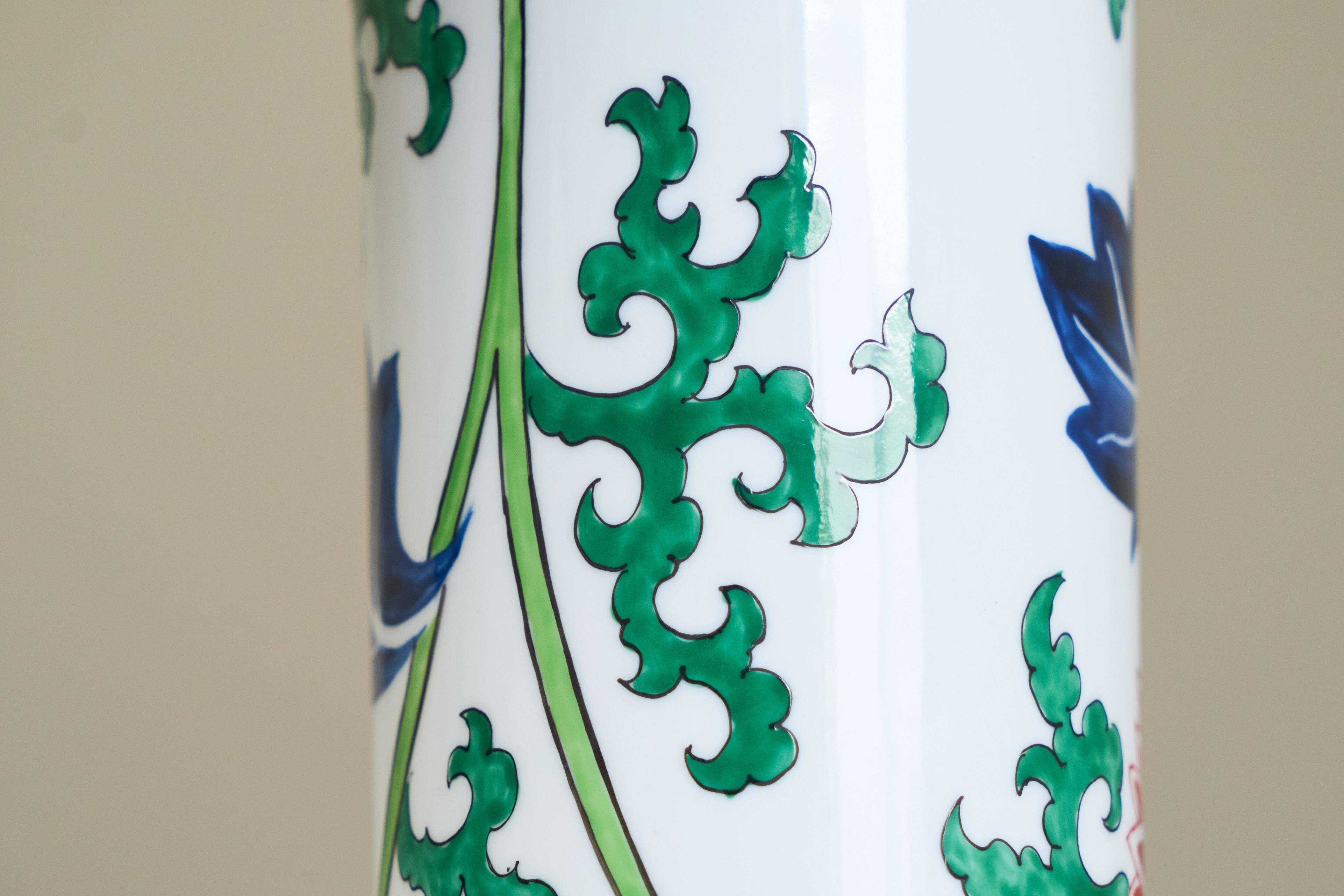 Lampe de table chinoiserie française en porcelaine et laiton, années 1940
