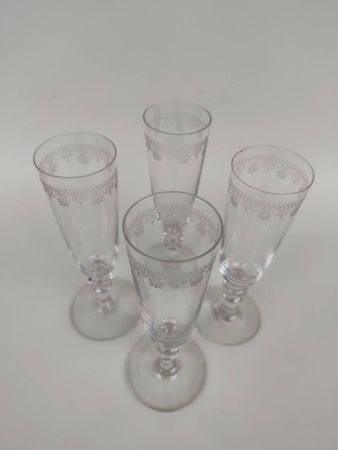 4 flutes à champagne en cristal de baccarat, début du XX ème siècle.