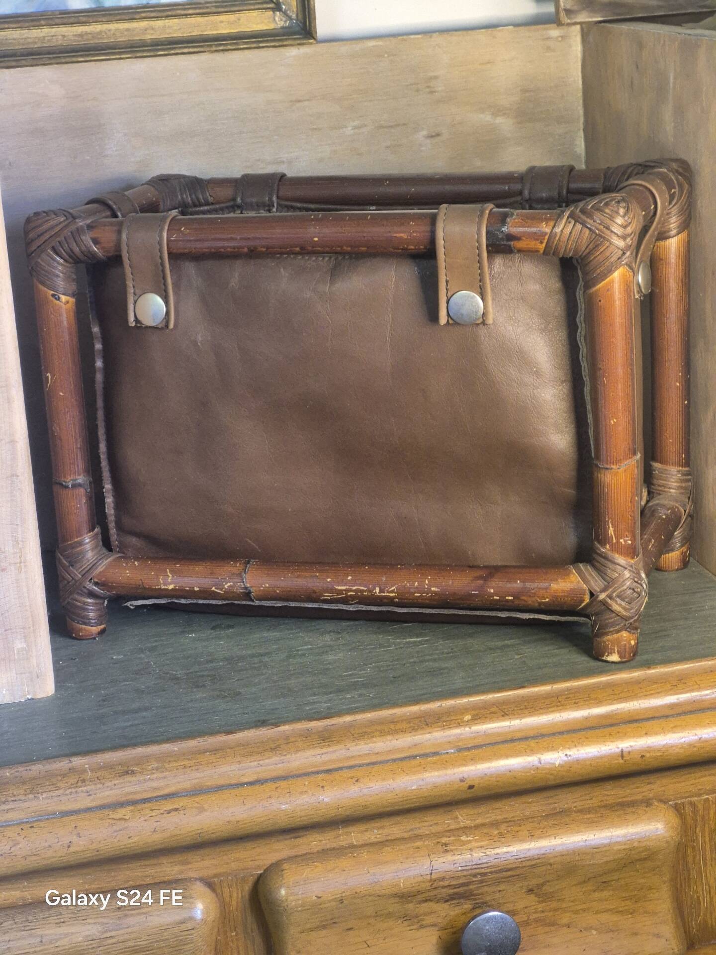 Porte revue  cuire