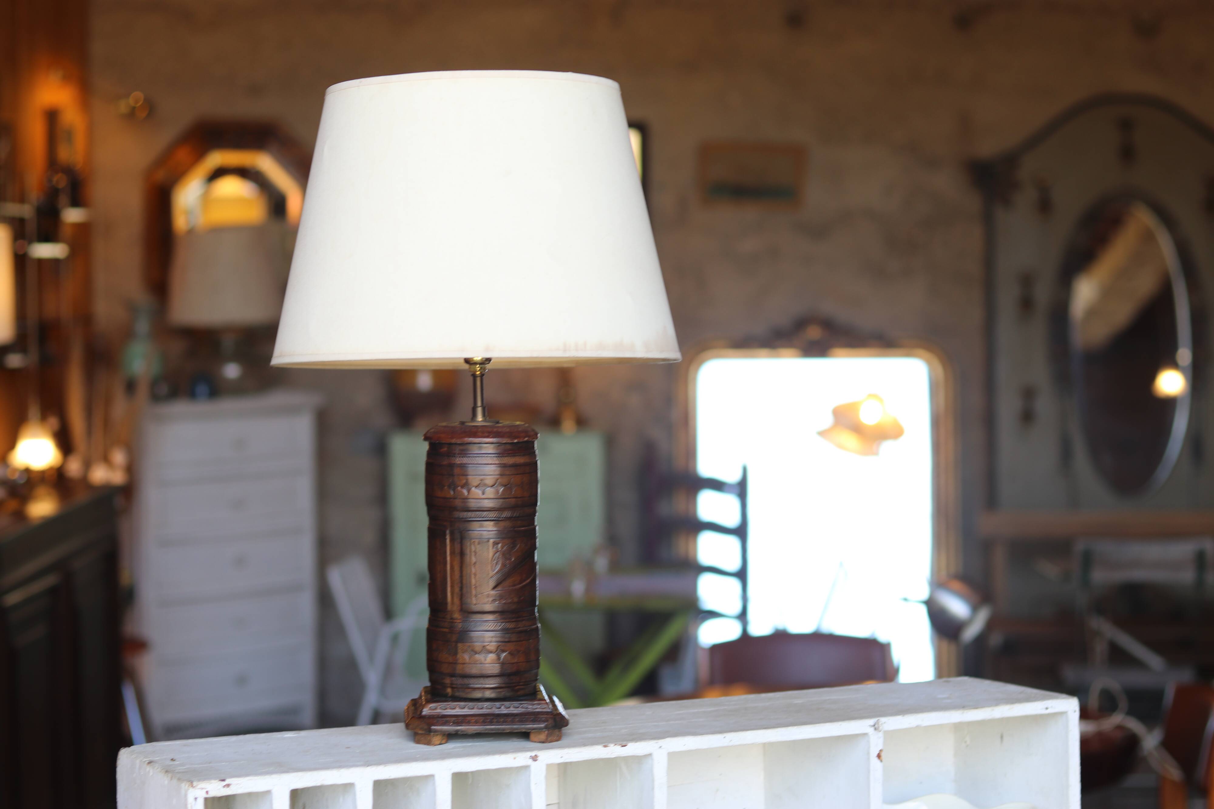 Pied de lampe touareg en cuir repoussé, 1960