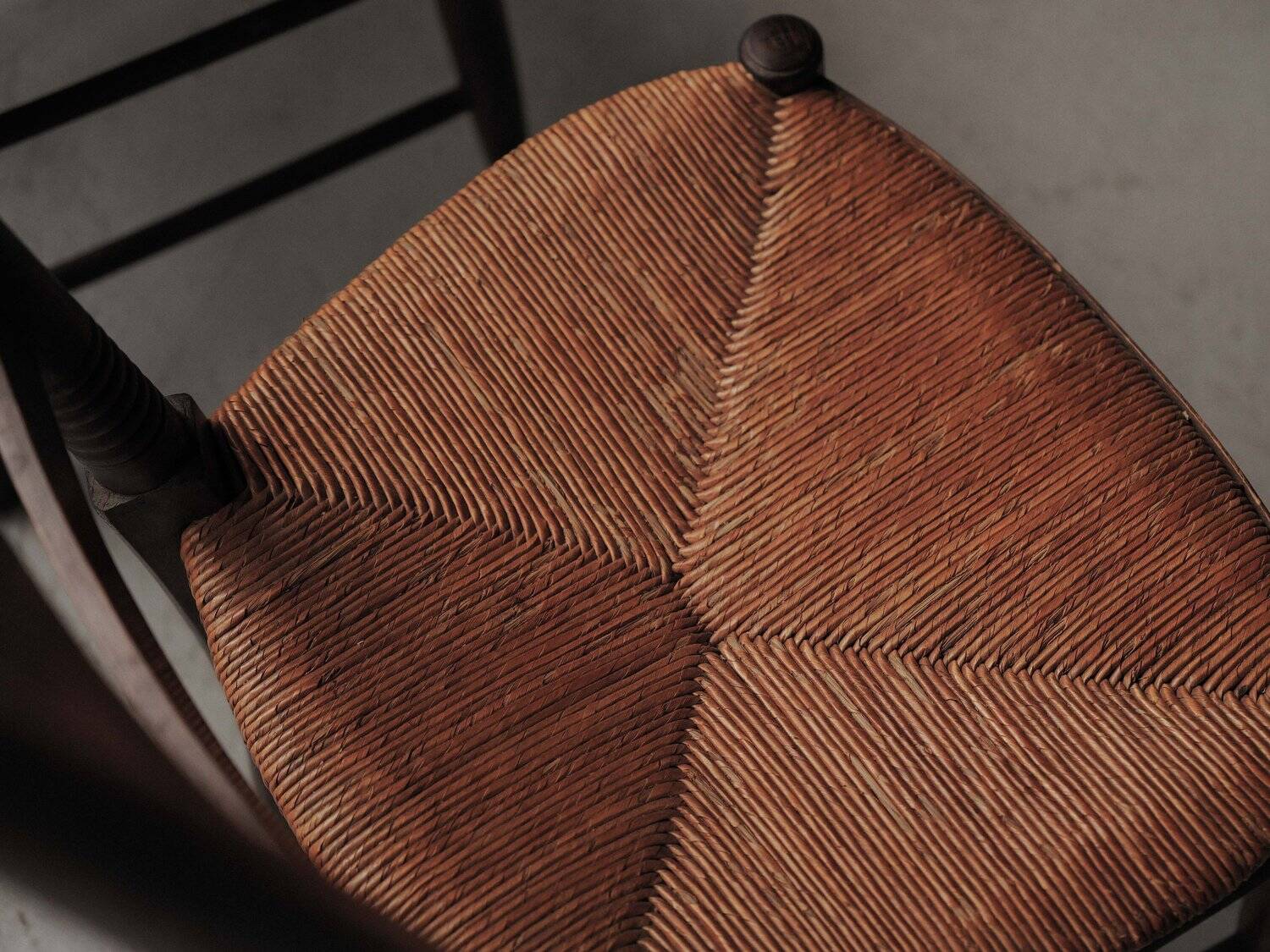 Set of 6 Arts & Crafts chairs, solid wood and straw, circa 1900.