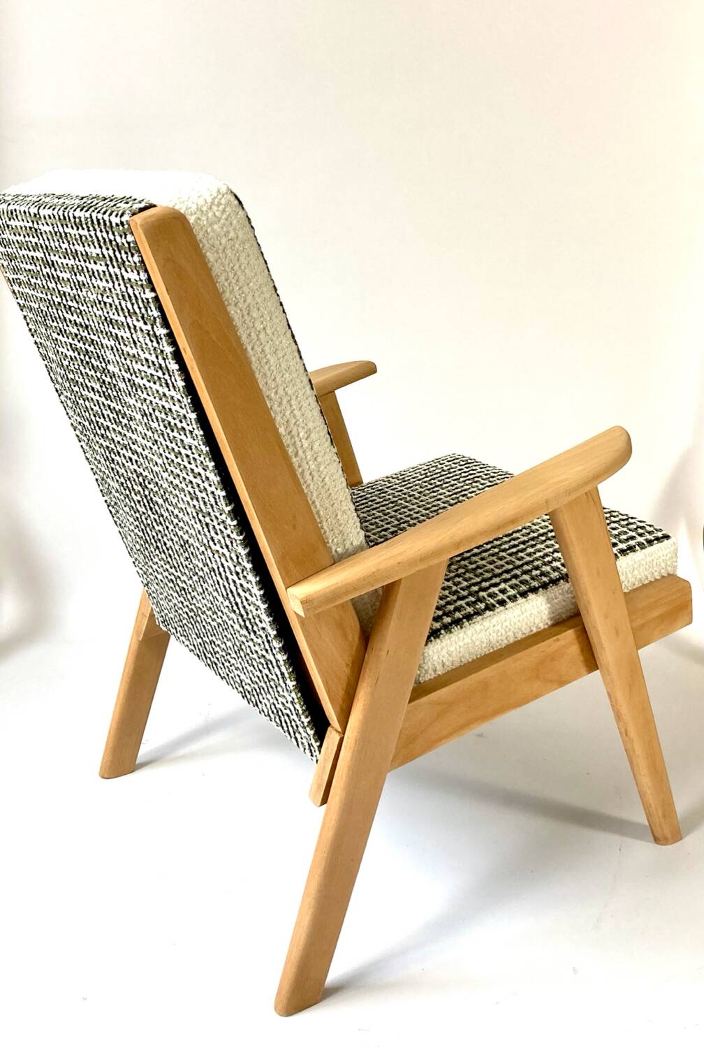 Restored vintage Scandinavian armchair – Casal Collection Tailleur fabric