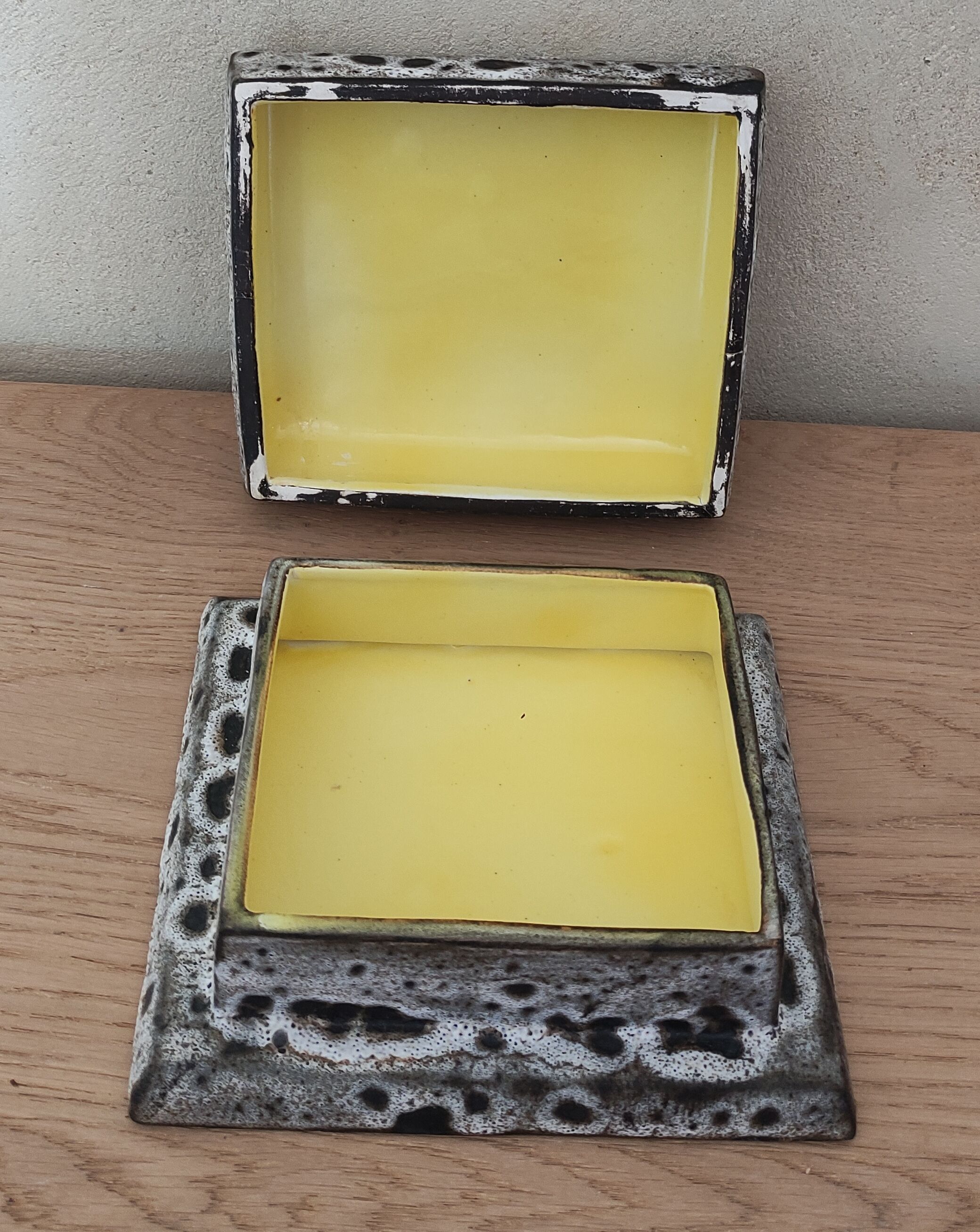 Empty pocket with lid signed Bessone (Vallauris)