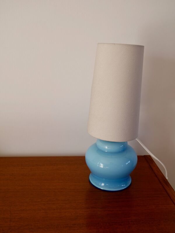 Lampe avec pieds en opaline bleu et abat-jour conique texturé années 60-70
